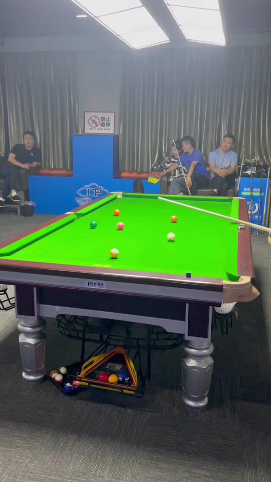 而是戴着牛 而是戴着牛