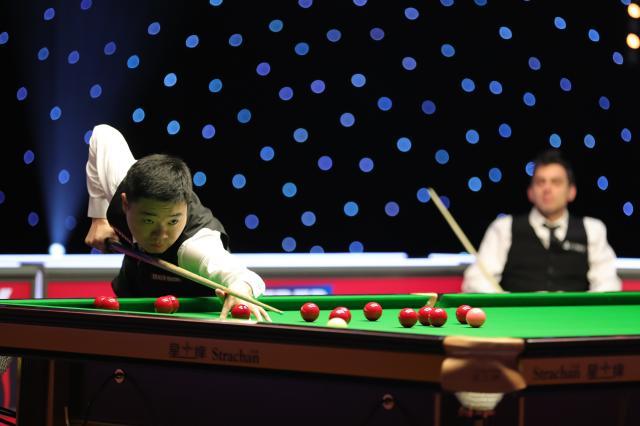 对足球的坚 对足球的坚